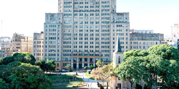 Investigan la muerte de un estudiante de Nutrición que cayó desde un segundo piso de la UBA
