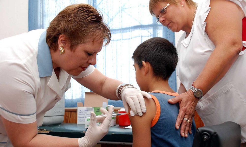 Inmunización en riesgo: la vacunación infantil llegó a mínimos históricos