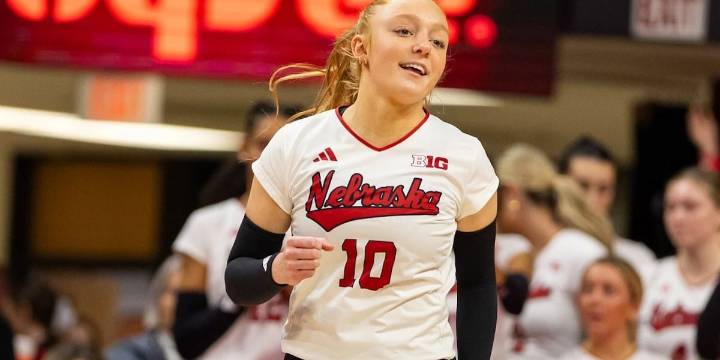 Nebraska volleyball team extends streaks in sweep of Oregon
