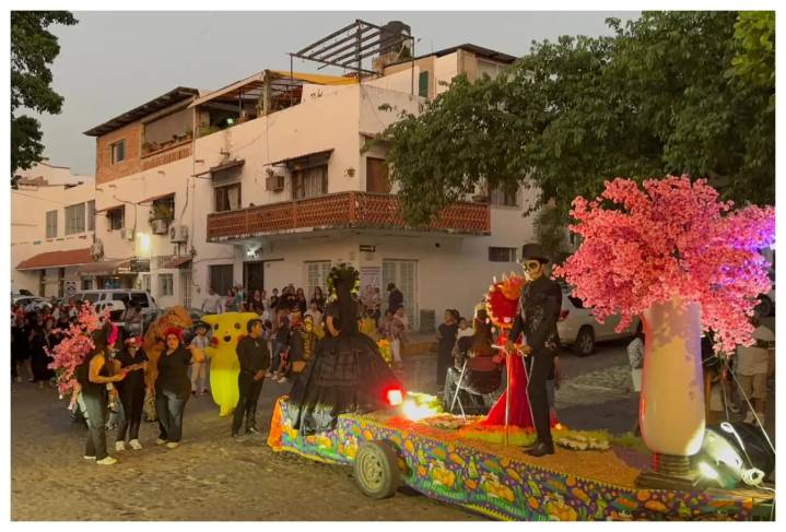 Con más de una hora de retraso, desfile de Día de Muertos llenó de color las calles del centro de Puerto Vallarta
