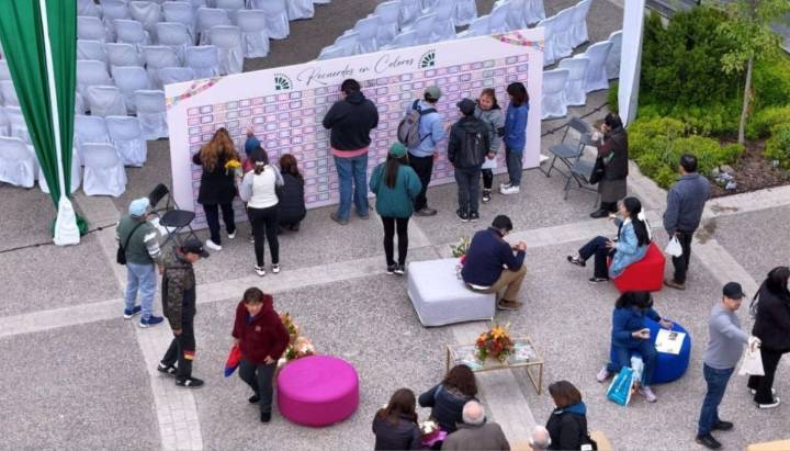 Con sentidos mensajes a seres queridos, Parque del Recuerdo conmemora el Día de Todos los Santos