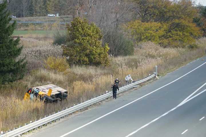 Driver dead, kids injured after school bus crash on Highway 401 near London, Ont.