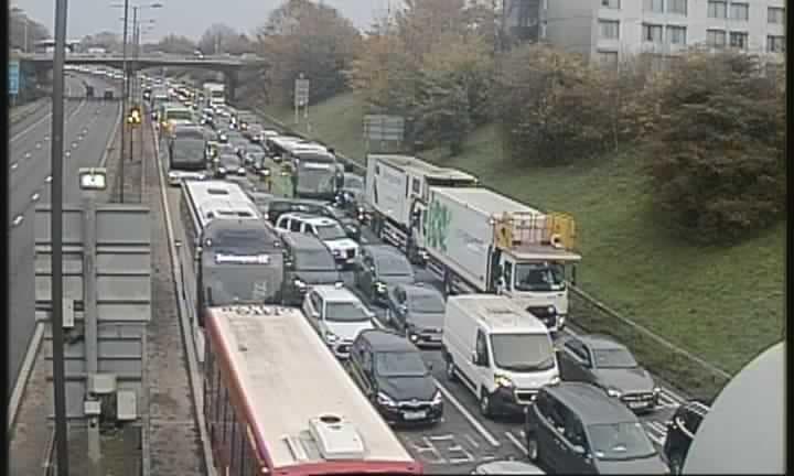 Travel LIVE: London traffic chaos as Heathrow tunnel shut in both direction on M4