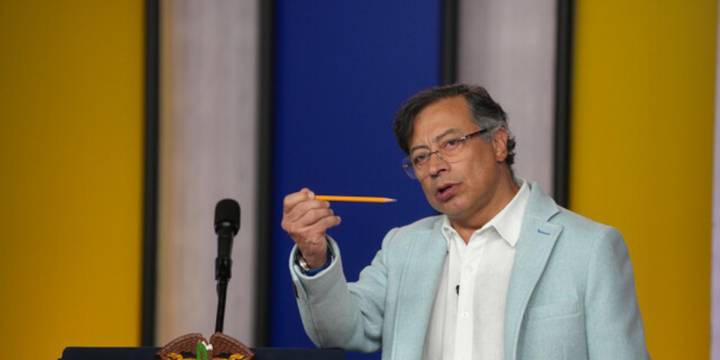 Gustavo Petro reaccionó a anuncio de que le cancelaron el soporte técnico al helicóptero presidencial: “Tendrían que retirarse todas las empresas italianas”