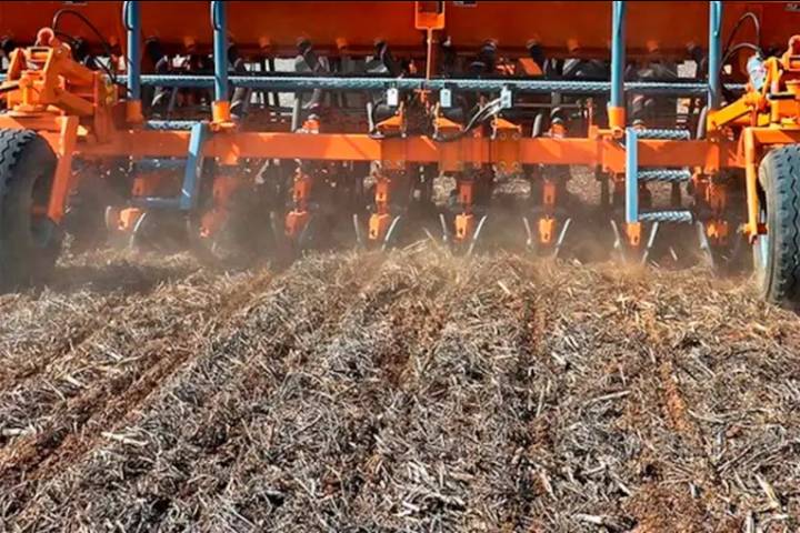 Un adolescente murió aplastado por una sembradora mientras trabaja con familiares