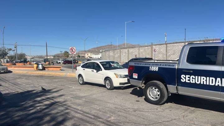 Detiene vialidad a guiador que se metió a la línea del puente