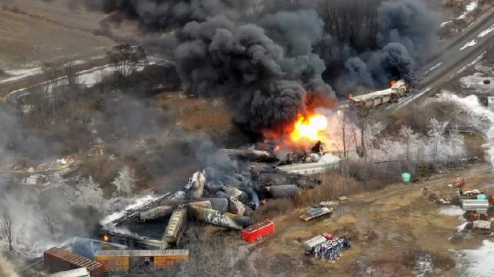 Explosión e incendio de un tren de combustible en México tras un descarrilamiento, sin dejar heridos