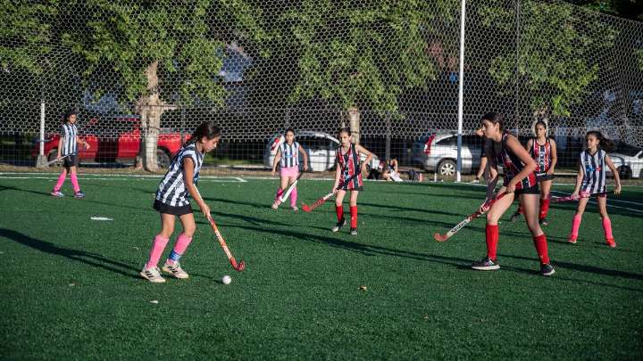 Atlético Timbuense ya cuenta con una cancha de hockey de césped sintético