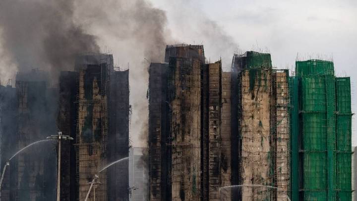 Incrementa a 128 la cifra de muertos por incendio en torres residenciales de Hong Kong; aún se buscan sobrevivientes