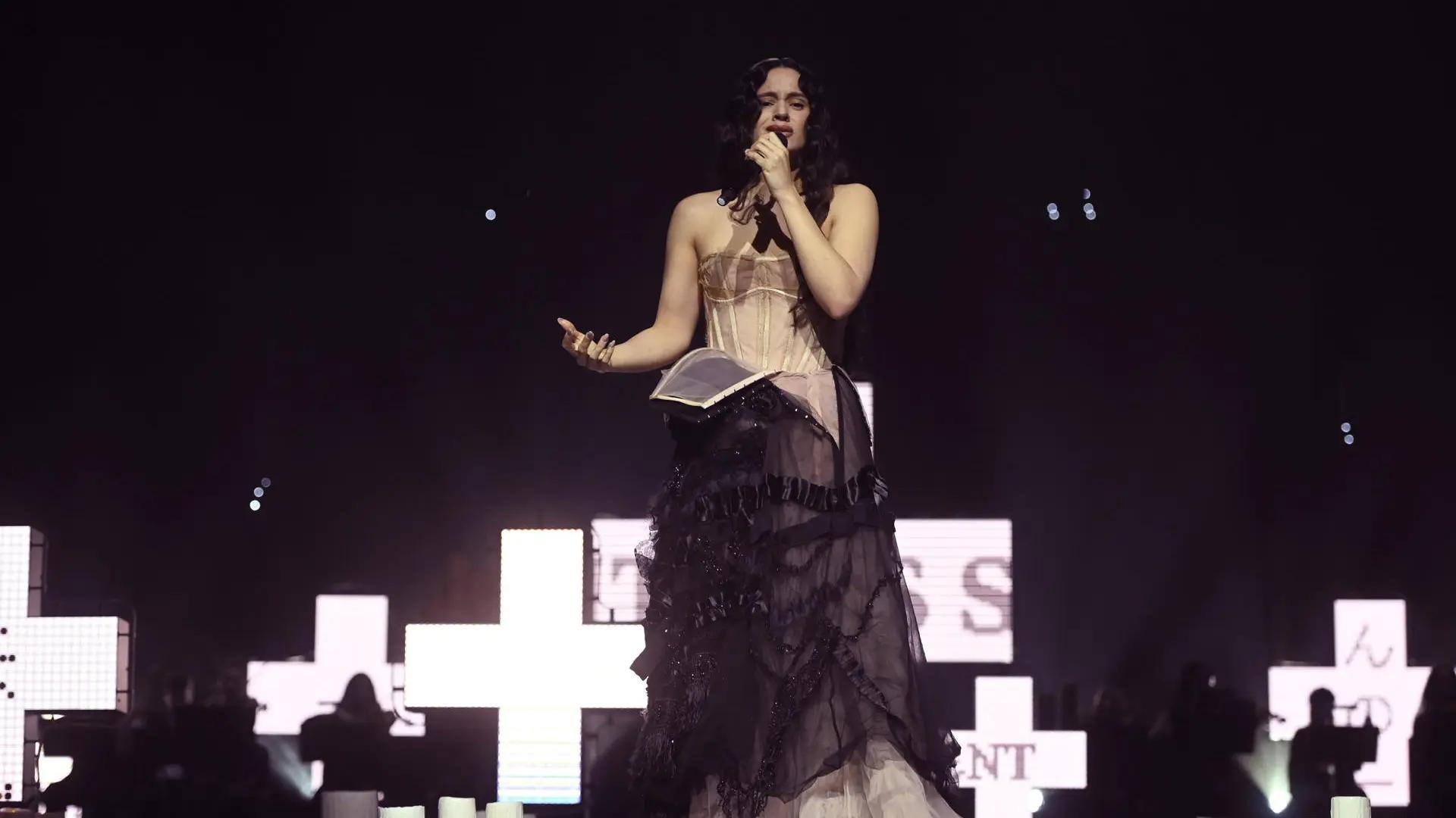 Rosalía emociona al cantar por primera vez en directo 'Lux' en Los40 Music Awards en Valencia