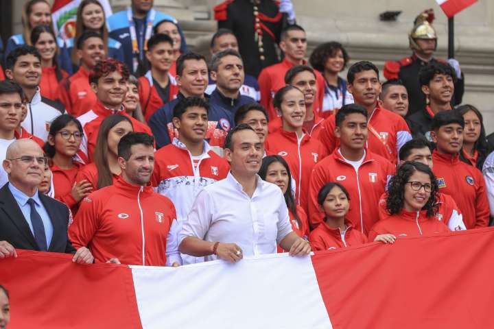 Presidente Jerí entrega la bandera nacional a los abanderados del Team Perú rumbo a los Juegos Bolivarianos 2025