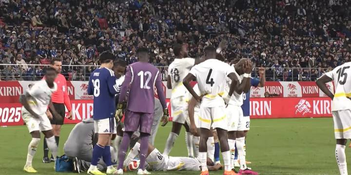 Impactante: un futbolista de Ghana sufrió una doble fractura de tibia y peroné en el amistoso ante Japón