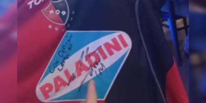 Robaron una camiseta de Newell’s que tenía la firma de Diego Maradona cuando la exhibían en un museo