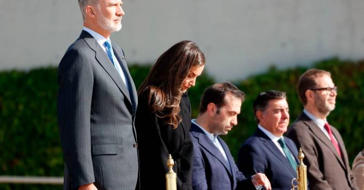 Los Reyes inician su viaje de Estado a China y son despedidos con honores militares