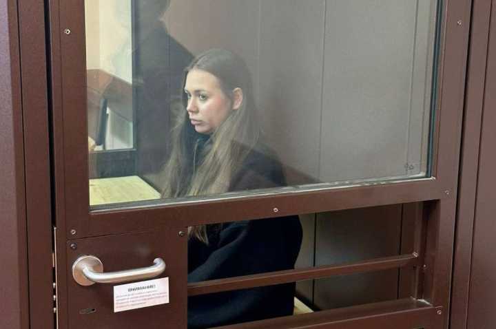 Condenan a siete años de cárcel a una azafata rusa que quería "invitar a té" al ejército ucraniano