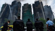 Al menos 75 muertos por voraz incendio en Hong Kong mientras los bomberos luchan contra las llamas