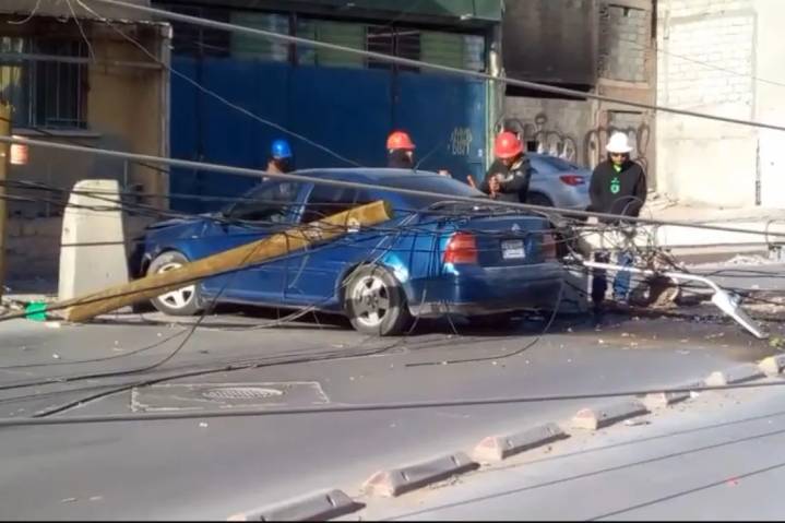 Choca, derriba poste y provoca apagón tras incendio en bulevar Zaragoza