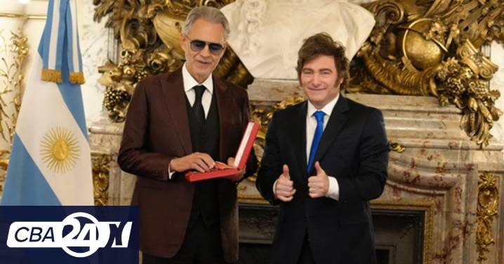 Javier Milei le entregó la Orden de Mayo a Andrea Bocelli y posaron con la motosierra