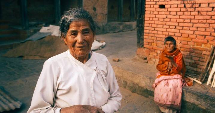 Research confirms living in a poor area ups your risk of dementia