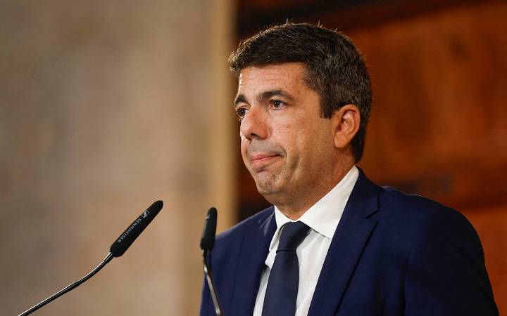 Renuncia presidente de Valencia un año después de riadas que causaron 229 muertos