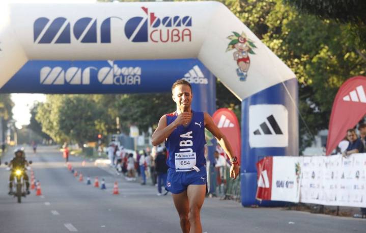 Ronnei Estevez, tricampeón de media maratón en Marabana
