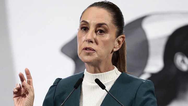 Sheinbaum es acosada por un hombre durante un recorrido a pie en Ciudad de México