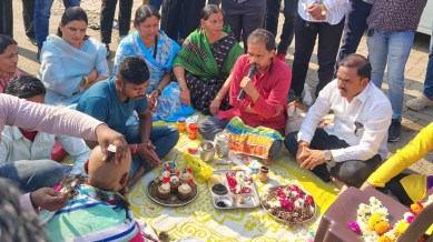 Residents Perform ‘Dashakriya Vidhi’ Protest Near Navale Bridge; Threaten Highway Blockade Over Lack of Safety Measures