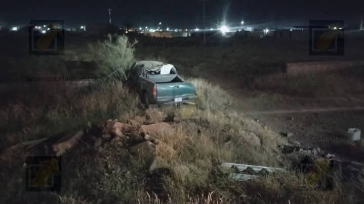 Pickup vuelca tras chocar contra un Sentra en el Periférico R. Almada; tripulantes huyen