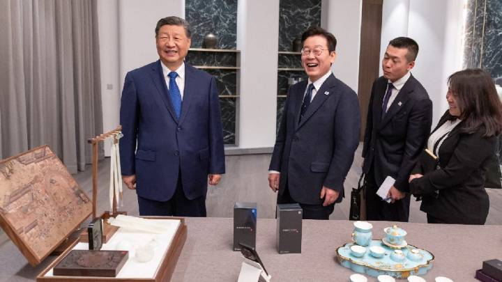 ‘Check If There’s A Backdoor’: Xi Quips After Gifting South Korean President Two Xiaomi Phones