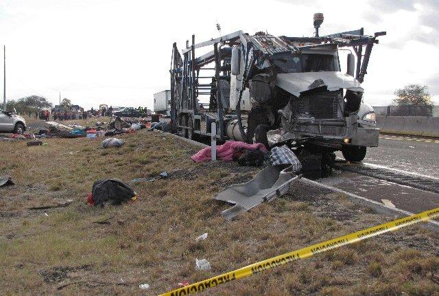 Mueren nueve jornaleros en accidente en la carretera León