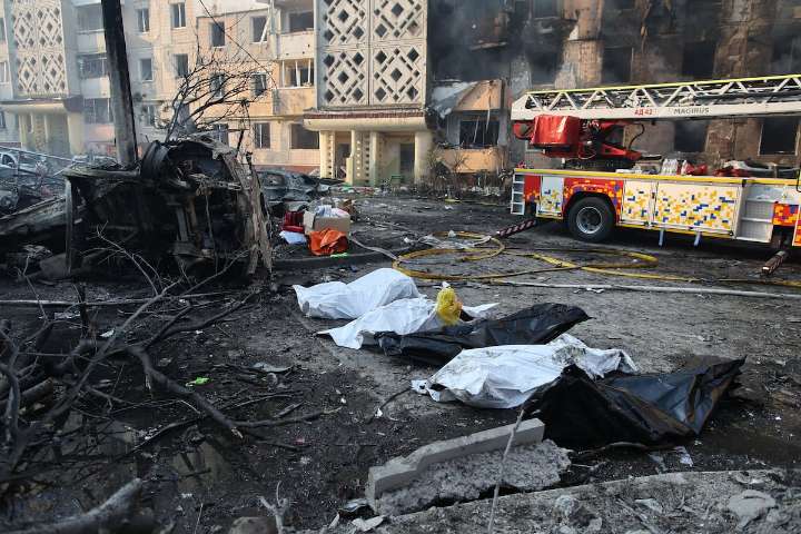 Un bombardeo ruso causa al menos 25 muertos en el oeste de Ucrania