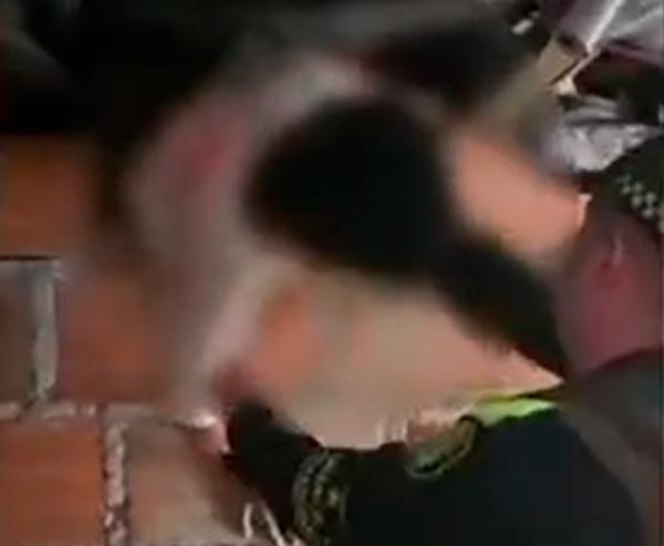 ¡No hay derecho! Rescatan a dos niños que permanecían atados y encerrados en una vivienda de Medellín