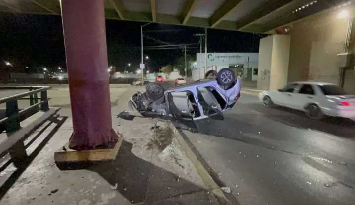 Conductor resulta ileso tras volcadura en la Teófilo Borunda