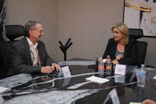 Analiza Maru proyectos de desarrollo industrial con empresarios