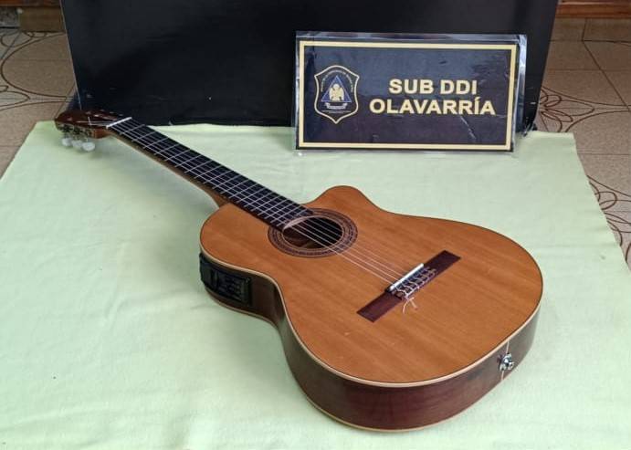 La DDI Recupera una guitarra criolla robada en una vivienda