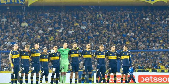 Las perlitas de Boca Juniors-Talleres: las banderas dedicadas a Maradona, el recibimiento para Tevez y el penal “atajado” por los hinchas