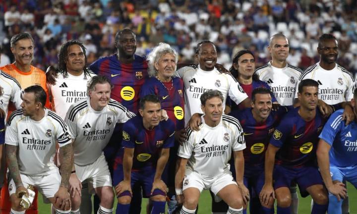 Leyendas del Barcelona vencen a las del Real Madrid en un clásico español en El Salvador