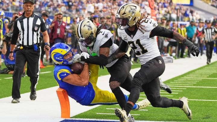 Matthew Stafford hits Davante Adams with 2 of his 4 TD passes while the Rams rout the Saints, 34