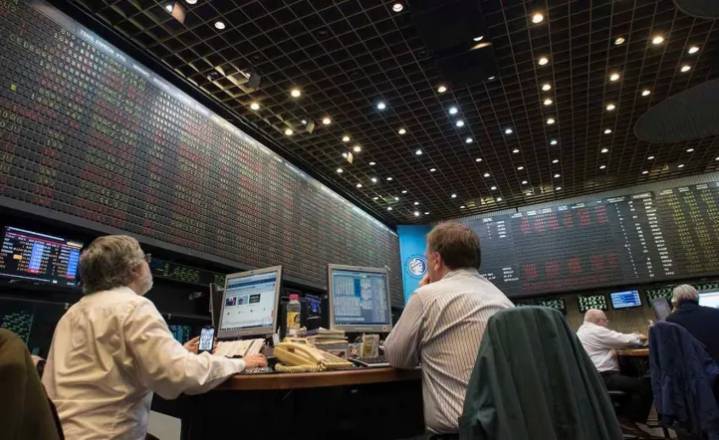 Cayeron las acciones, los bonos y sube fuertemente el Riesgo País