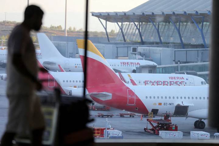 Venezuela, el vuelo imposible: medio centenar de pasajeros siguen varados en Barajas: "Pasan las horas y nadie nos da una solución. Llevamos días durmiendo en el aeropuerto"
