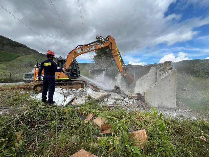 Derriban dos inmuebles en Amalfi utilizados para la venta y consumo de alucinógenos