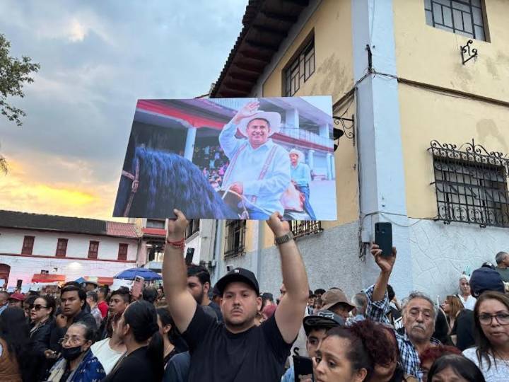 Miles de personas despiden a Carlos Manzo en Uruapan