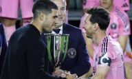 Alcaraz entrega al Inter Miami la copa de campeón del Este al Inter Miami
