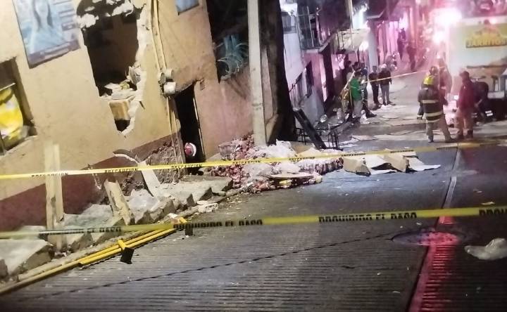Derrapa camión en “Bajada del Diablo” y hace boquete en casa, en alcaldía Álvaro Obregón