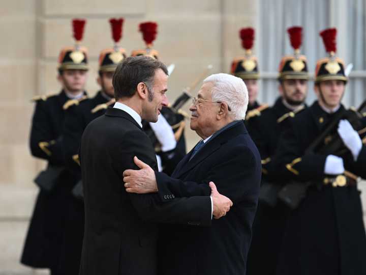 El presidente de la Autoridad Palestina se reunió en París con Emmanuel Macron y reiteró: "Hamas no tendrá rol de gobierno y debe desarmarse".