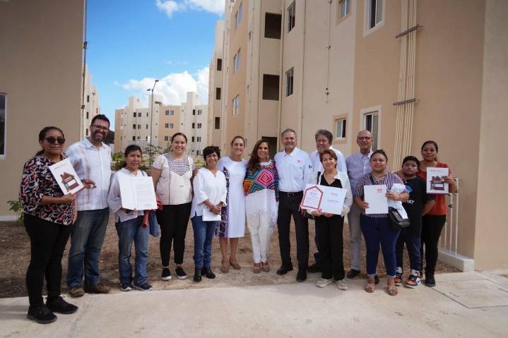 Sheinbaum promete más aumento al salario y bajar gasolina