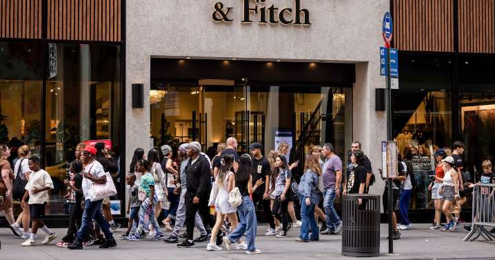El buen momento de Hollister impulsa casi 40% la acción de Abercrombie en Wall Street