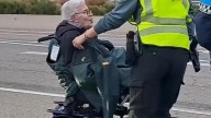 La Guardia Civil socorre a un anciano en silla de ruedas que entró por error en la autovía en Palencia: "Sois ángeles"