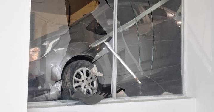 Carro sin control arrolló otros vehículos, entre esos el del alcalde, y paró contra una estructura