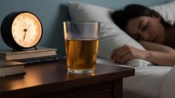Dormir con un vaso de vinagre en la mesa de luz: para qué sirve y por qué recomiendan hacerlo